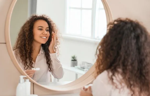 Đồ Uống Có Cồn Ảnh Hưởng Thế Nào Đến Người Đeo Kính Áp Tròng?