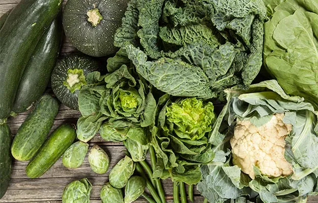 green-vegetables-on-wooden-surface-Dark-Green-Leafy-Vegetables-ss-body