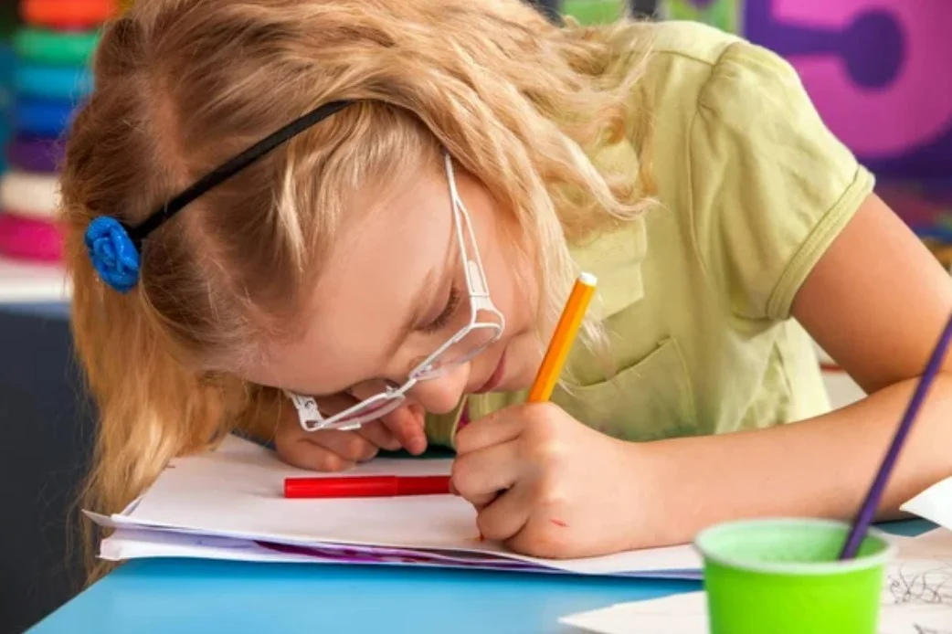 Kính Gọng, Kính Ortho-K Hay Phẫu Thuật Khúc Xạ: Lựa Chọn Nào Tối Ưu Cho Người Cận Thị?