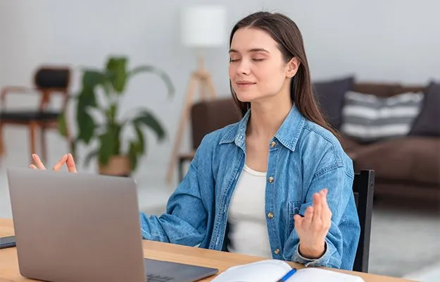 Nhắm chặt mắt trong vài giây