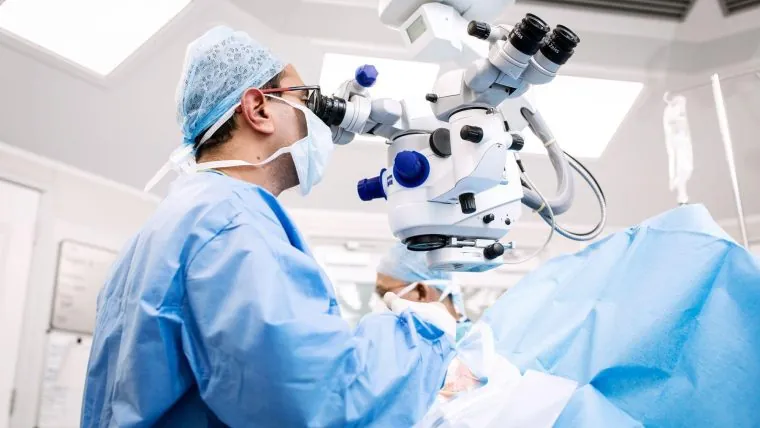 Surgeon-operating-for-retinal-detachment - phẫu thuật bong võng mạc