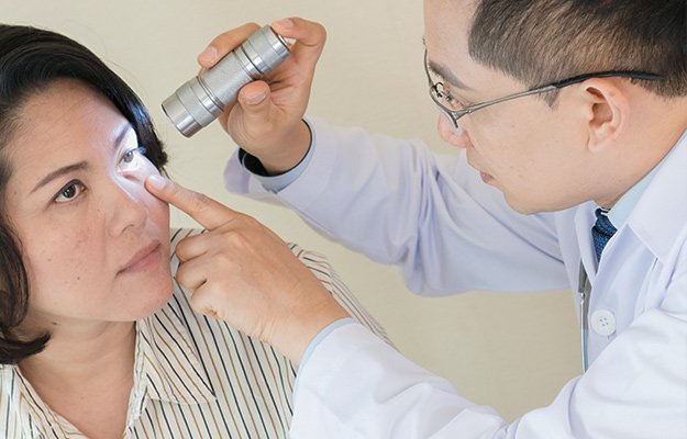 Doctor-examining-eyes-of-patient-in-the-clinic---What-Is-a-Diabetic-Eye-Exam---ss-body