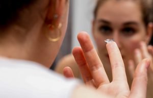 closeup-of-young-woman-looking-at-herself-in-the-mirror-to-change-her-contact-lens---Tiêu-Thụ-Chất-Có-Cồn-Có-Ảnh-Hưởng-Thế-Nào-Khi-Đeo-Kính-Áp-Tròng---ss-body