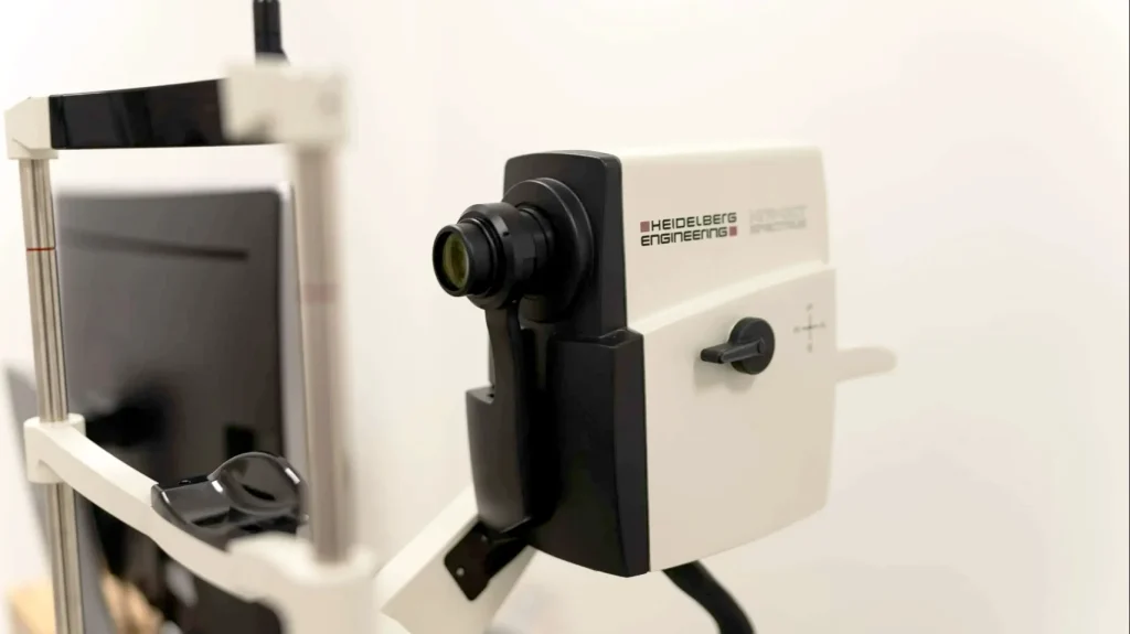 Phòng khám mắt uy tín với máy móc hiện đại - 최신 장비를 갖춘 명문 안과 - Prestigious eye clinic with modern machines