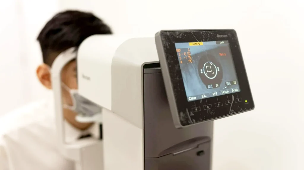 Phòng khám mắt uy tín với máy móc hiện đại - 최신 장비를 갖춘 명문 안과 - Prestigious eye clinic with modern machines